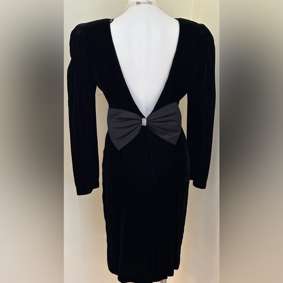 Renditions New York Vintage Black Velvet 80’s. Dress V Low Cut Back W Bow Sz 8 - Picture 2 of 16